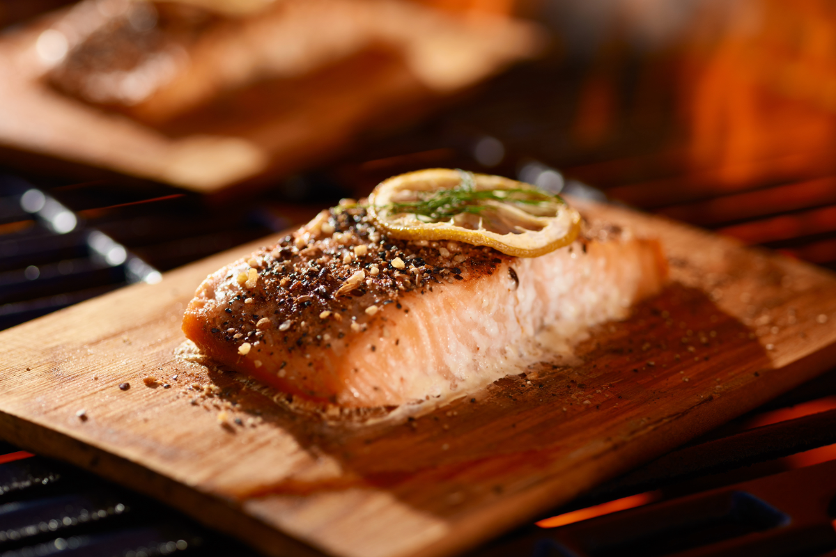 Cómo: Asar filetes de pescado a la parrilla o en una tabla de cedro